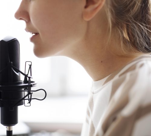 close-up-woman-with-microphone